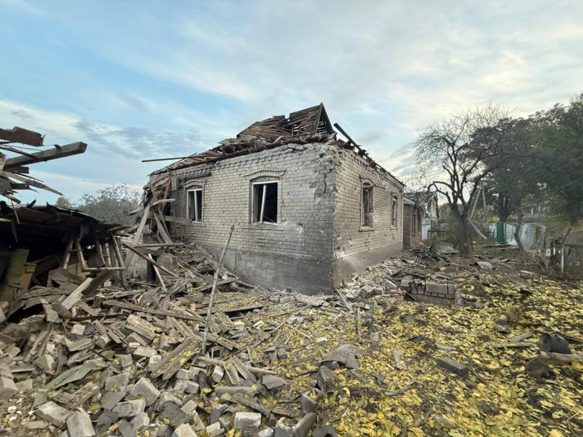 Зруйнований ворожим обстрілом будинок