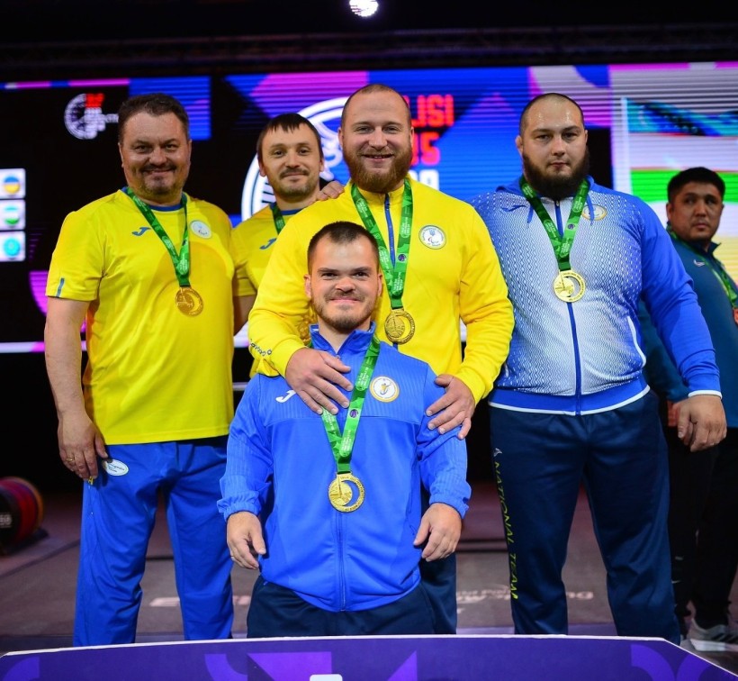 Чоловіча збірна команда України з пара пауерліфтингу з Антоном Крюковим у складі здобула «золото»