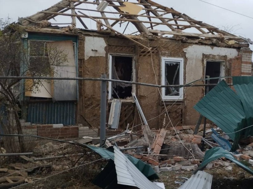 Зруйнований одноповерховий будинок пісдя ворожого обстрілу