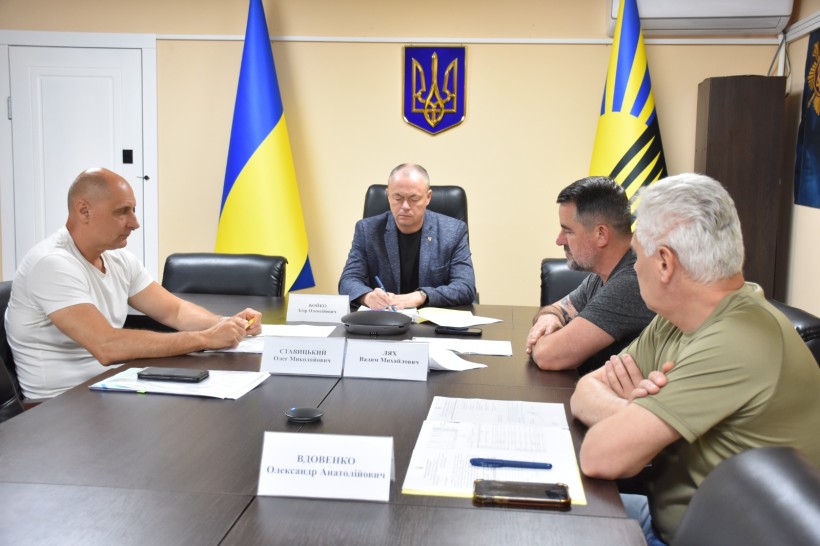 Робоча група наради при обговоренні питань закупівель та витрати коштів.