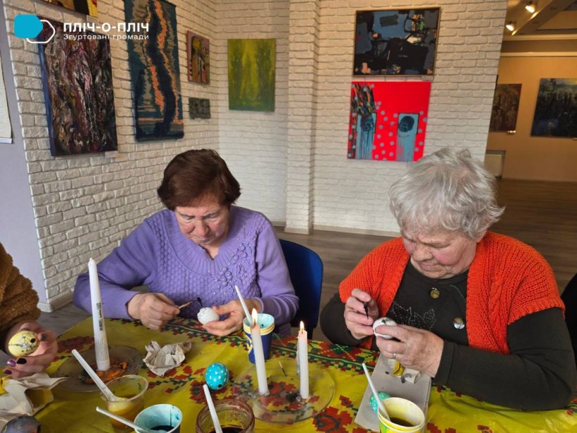 Учасниці майстер-класу створюють прикраси для дерева