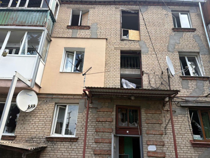Пошкоджений будинок після ворожого обстрілу