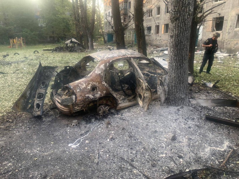 Обгорілий автомобіль після ворожого обстрілу