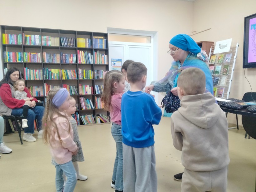 Діти під час заняття на освітньо-культурній локації Курахівської міської територіальної громади