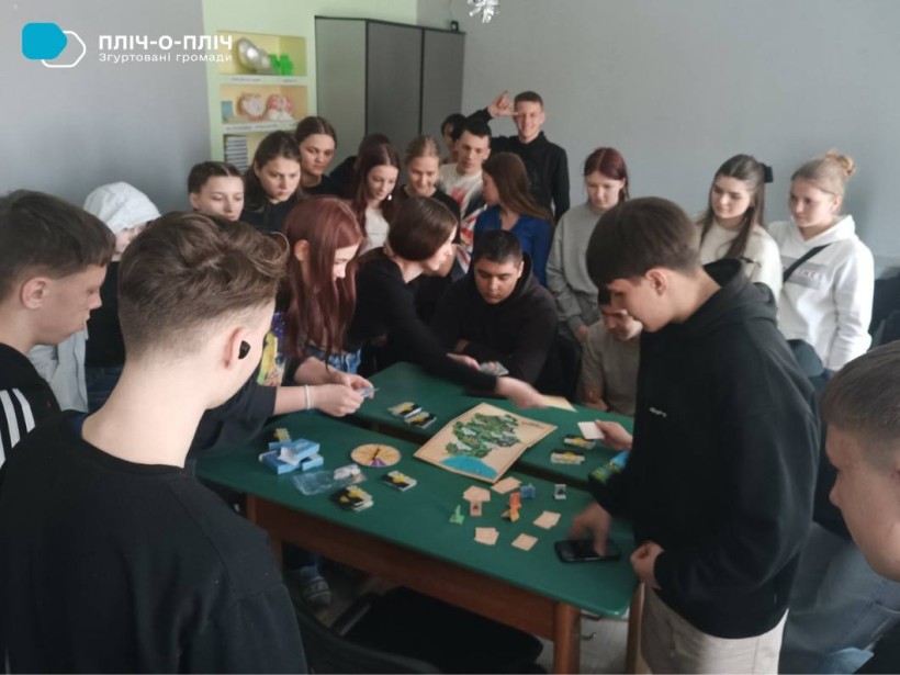 Молодь грає в гру "Код Донеччини"