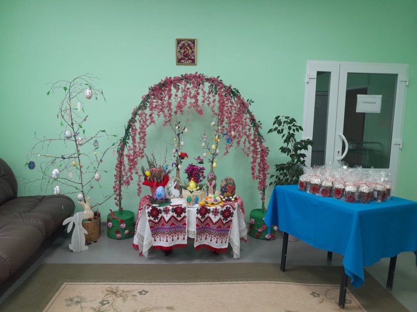 Паперові великодні курчата; барвисті крашанки; святкові віночки для декору створені підопічними