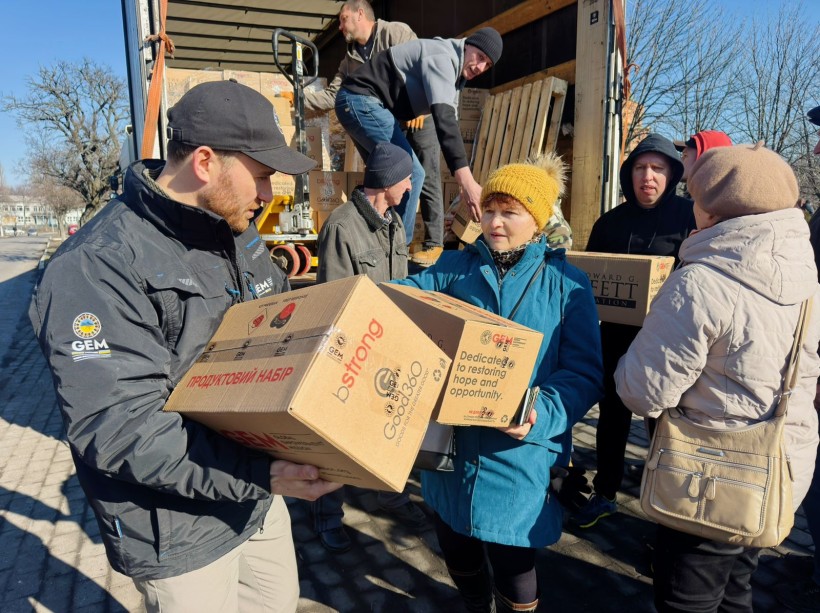 Представники Благодійної організації Благодійного фонду «GLOBAL EMPOWERMENT MISSION» GEM на постійній основі забезпечують мешканців Донеччини продуктовими наборами та питною водою, самостійно доставляючи допомогу у найвіддаленіші куточки області