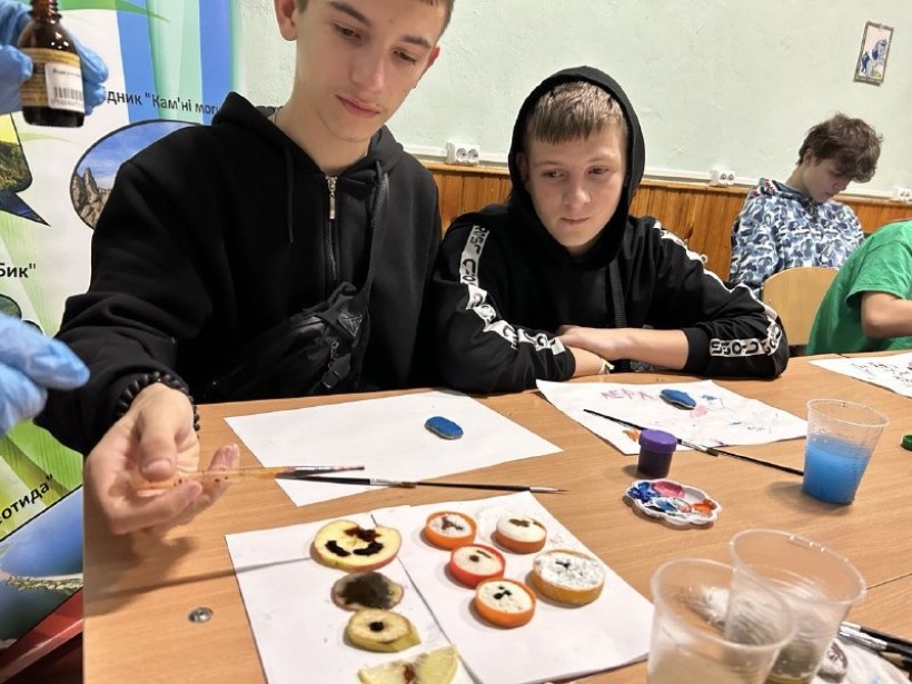 Діти на занятті "Досліди", спостерігають за виявленням вітаміну С