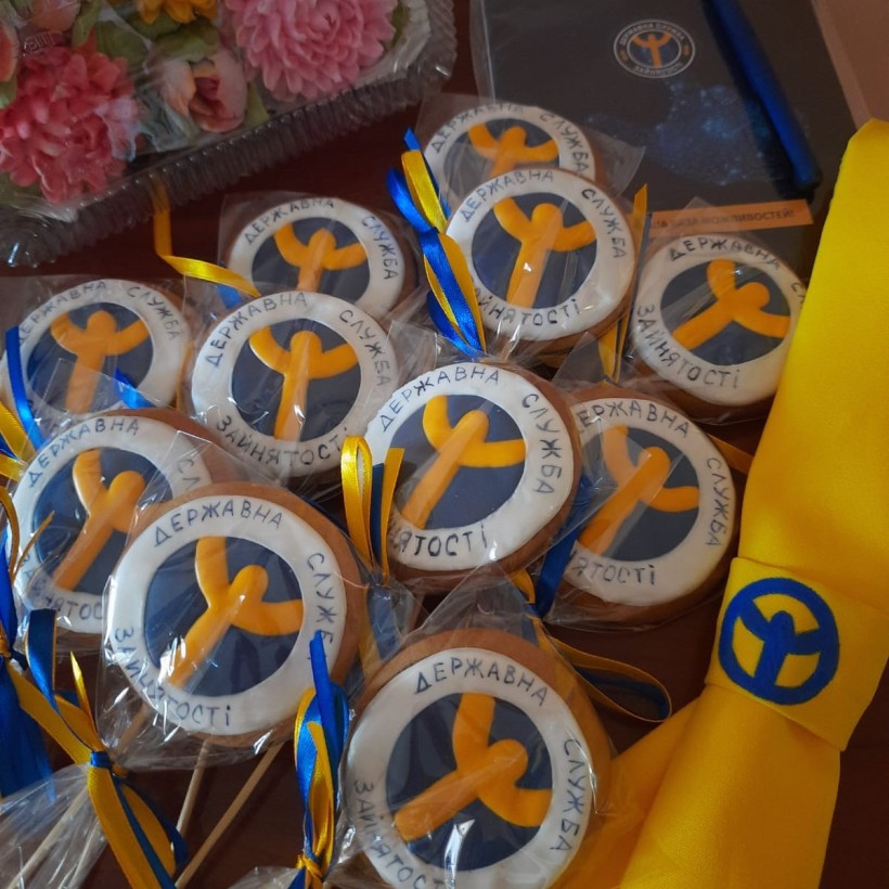 Солодкі подарунки дітям з емблемою Державної служби зайнятості