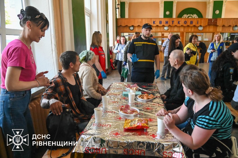 Людей, які прибули евакаційним потягом, спочатку годують
