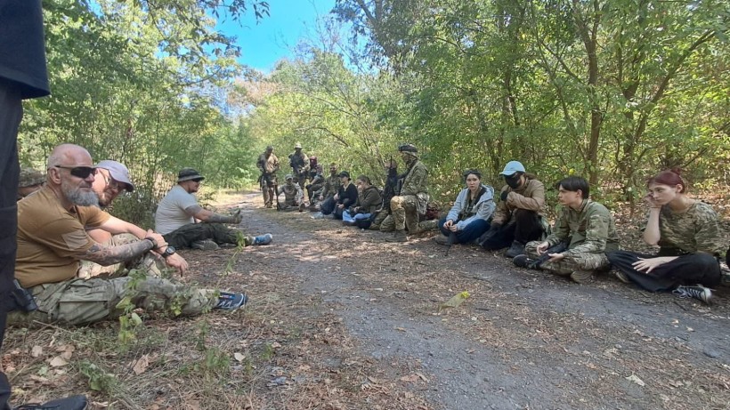 Учасники вишколу відпочивають після змагань