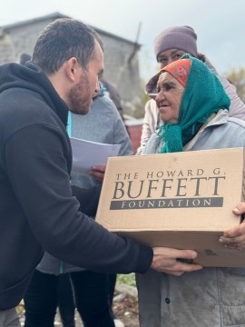 Представники Благодійної організації Благодійного фонду «GLOBAL EMPOWERMENT MISSION» GEM на постійній основі забезпечують мешканців Донеччини продуктовими наборами та питною водою, самостійно доставляючи допомогу у найвіддаленіші куточки області