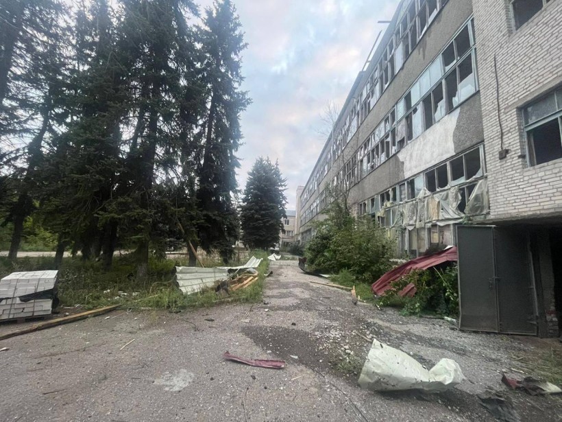 Зруйнований ворожим обстрілом багатоквартирний будинок