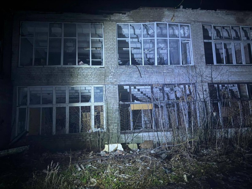 Зруйнований будинок після ворожого обстрілу