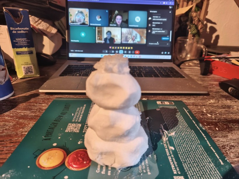 Створений з соди штучний сніг, позаду ноутбук, де триває онлайнове засідання академії Юних дослідників