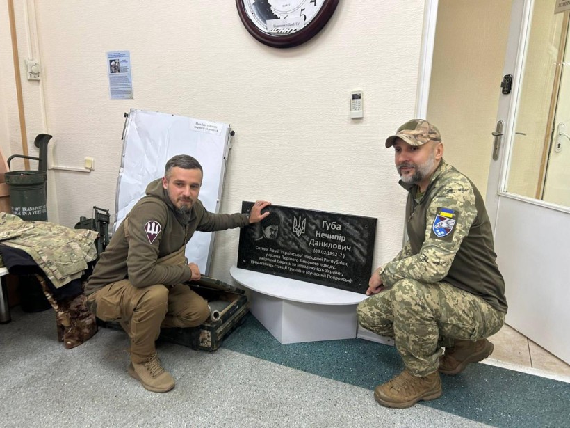 Військовослужбовці з меморіальною дошкою