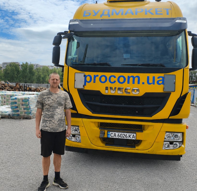 Учасник бойових дій Ігор стоїть біля вантажівки
