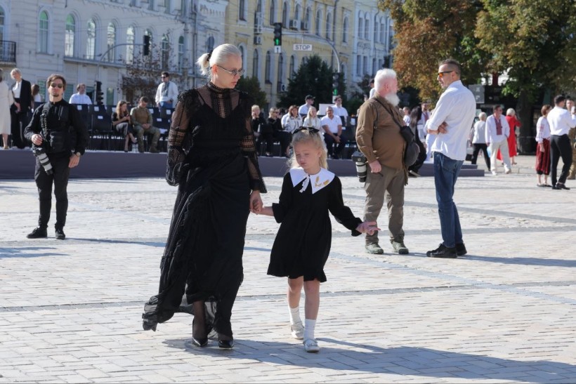 Дружина та донька Олексія Юкова під час нагородження
