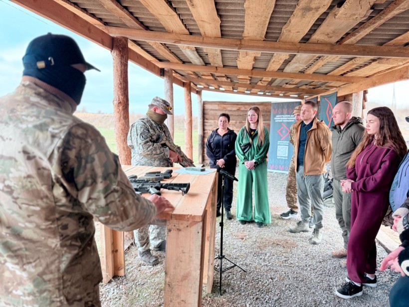 Тренер показує правильність складання зброї