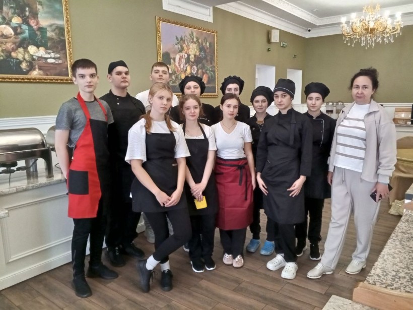 Студенти Костянтинівського вищого професійного училища під час проходження виробничої практики у  готельно-ресторанному комплексі