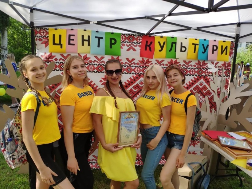 Альона Оголь зі своїми вихованками у Слов’янську