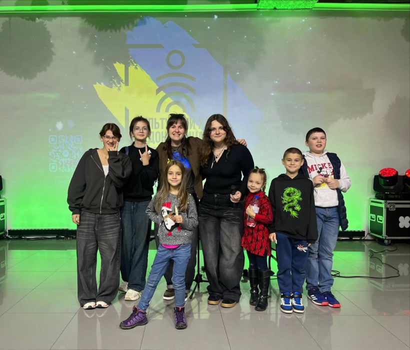 Діти обіймаються на фото разом