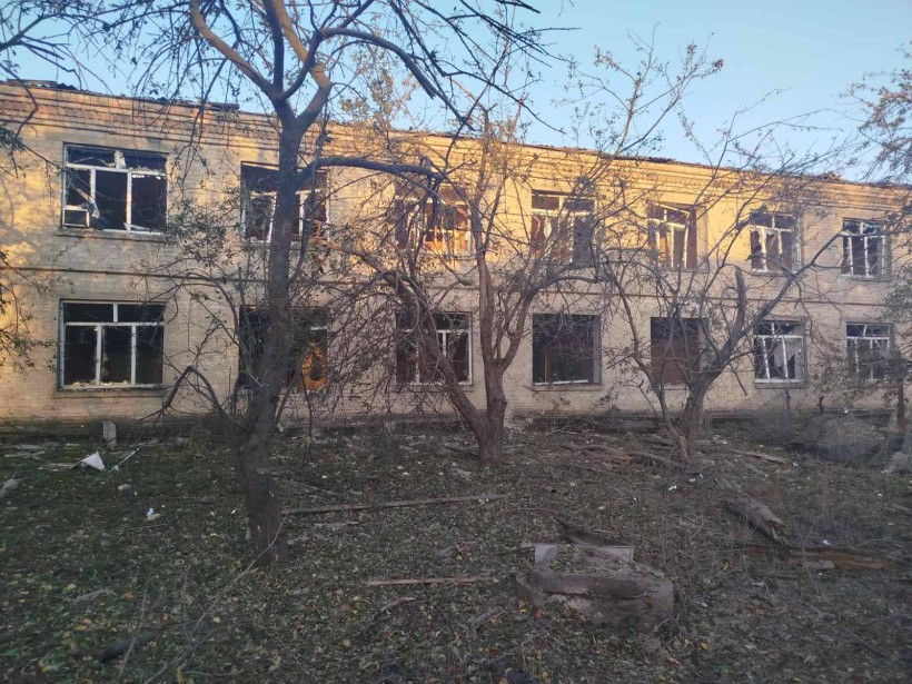Адміністративна будівля з вибитими вікнами