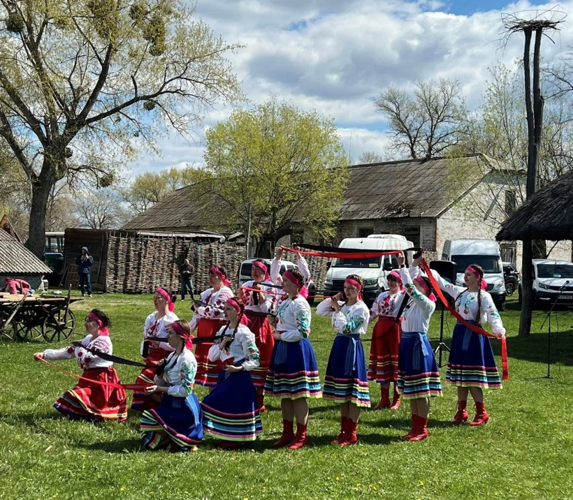 Народний колектив виконує український танок, дівчата у національному вбранні.