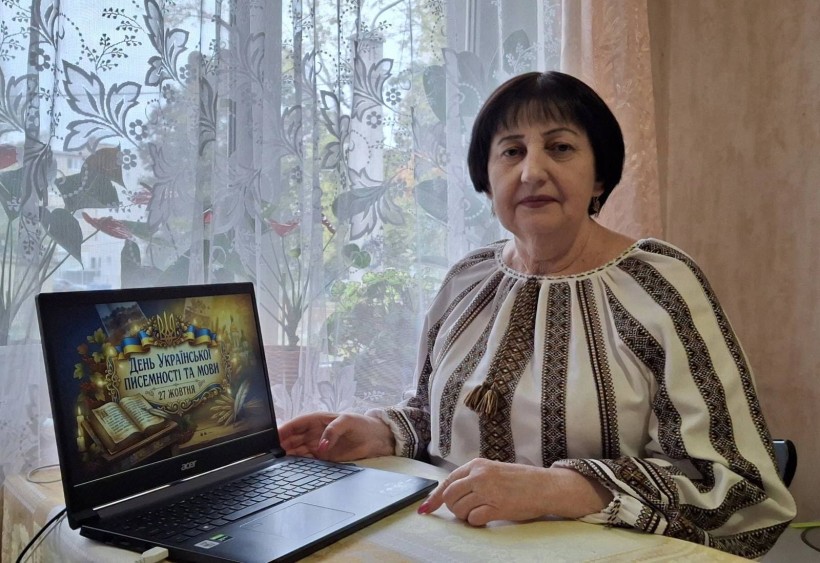 Учасниця онлайнового заходу сидить перед ноутбуком