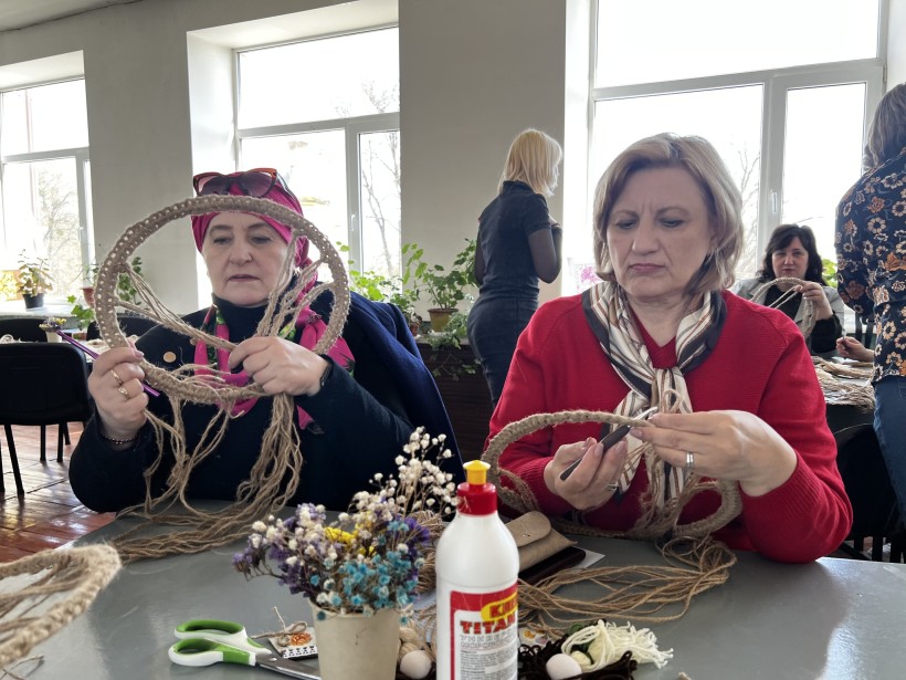 Жінки плетуть обереги.