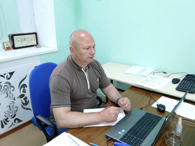 Фахівець військової адміністрації слухають доповідачів семінару