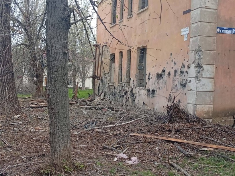 Пошкоджений будинок після ворожого обстрілу