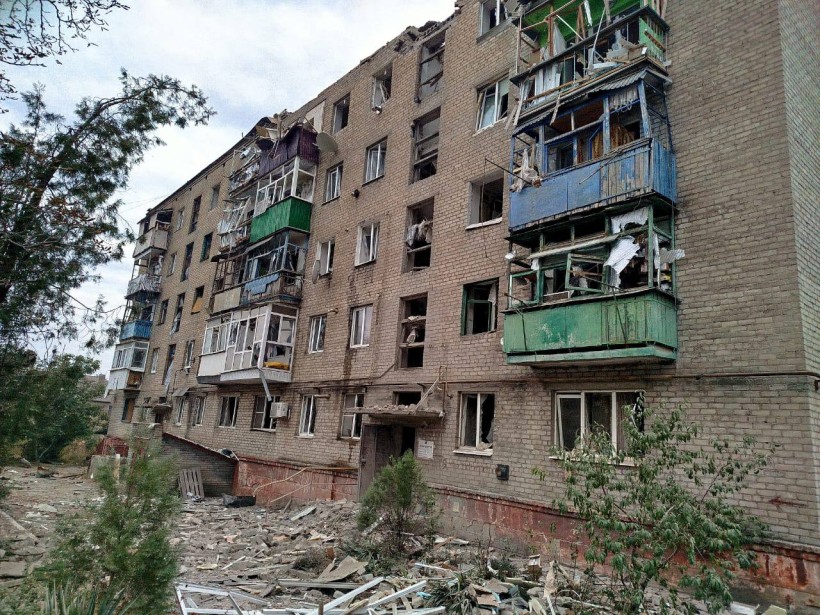 Зруйнований окупантами багатоповерховий будинок