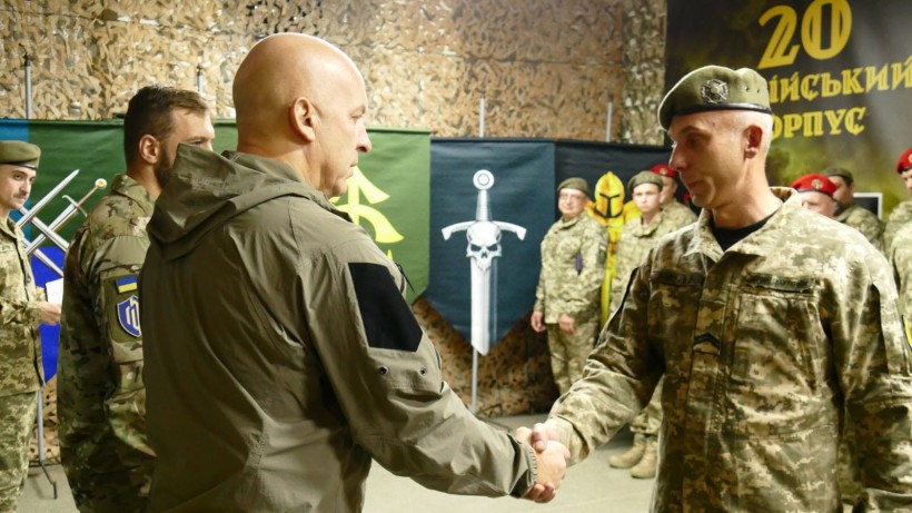 Вадим Філашкін нагороджує військовослужбовця 20 корпусу