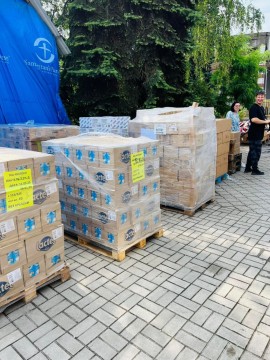 Палети з молоком біля хабу "Доброго вечора, ми з Маріуполя".