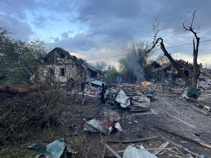 Зруйновані будинки та пожежа на місці ворожого обстрілу