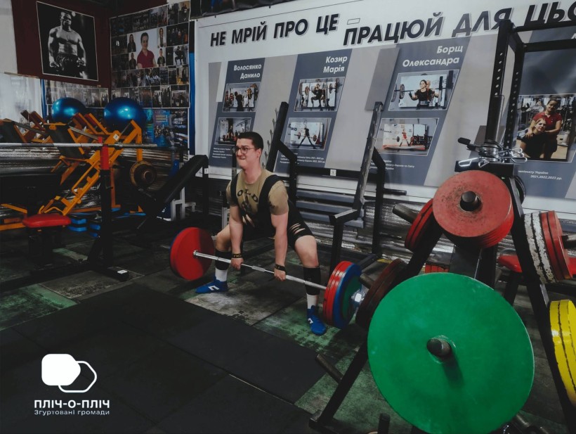 Бахмутський пауерліфтер під час тренуванння