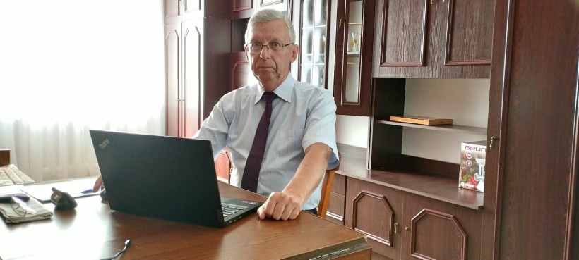 Учасник диспуту за ноутбуком