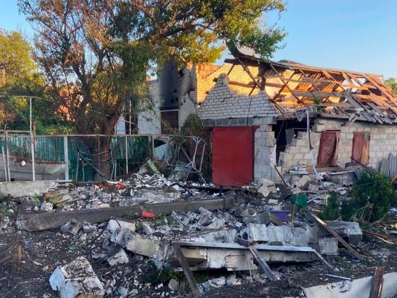 Зруйновані будинки після ворожого обстрілу
