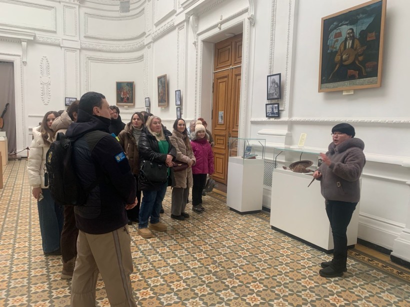 Учасники заходу у Дніпрі під час екскурсії у історичному музеї