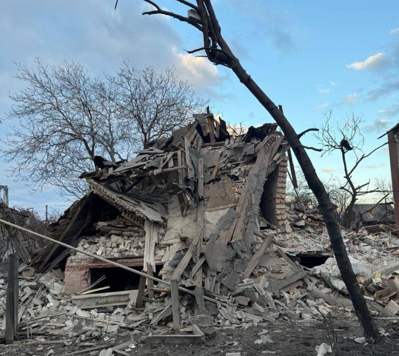 Зруйнований будинок після ворожого обстрілу