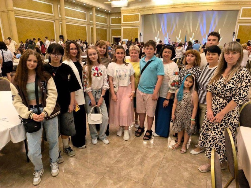 Делегація з Донецької області, зокрема молодь та представники місцевої влади.