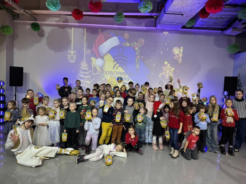 Спільне фото дітей з подарунками