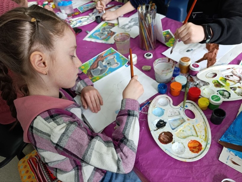 Діти під час творчого заняття гуртка образотворчого мистецтва "Берегиня" Донецького обласного палацу дитячої та юнацької творчості