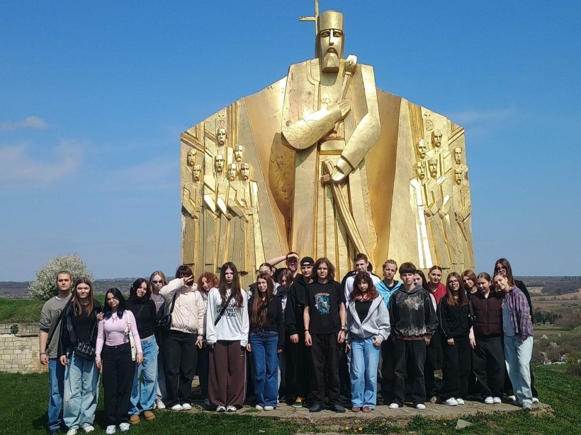 Діти з центру "Смарагдове місто" під час екскурсії до Хотинської фортеці