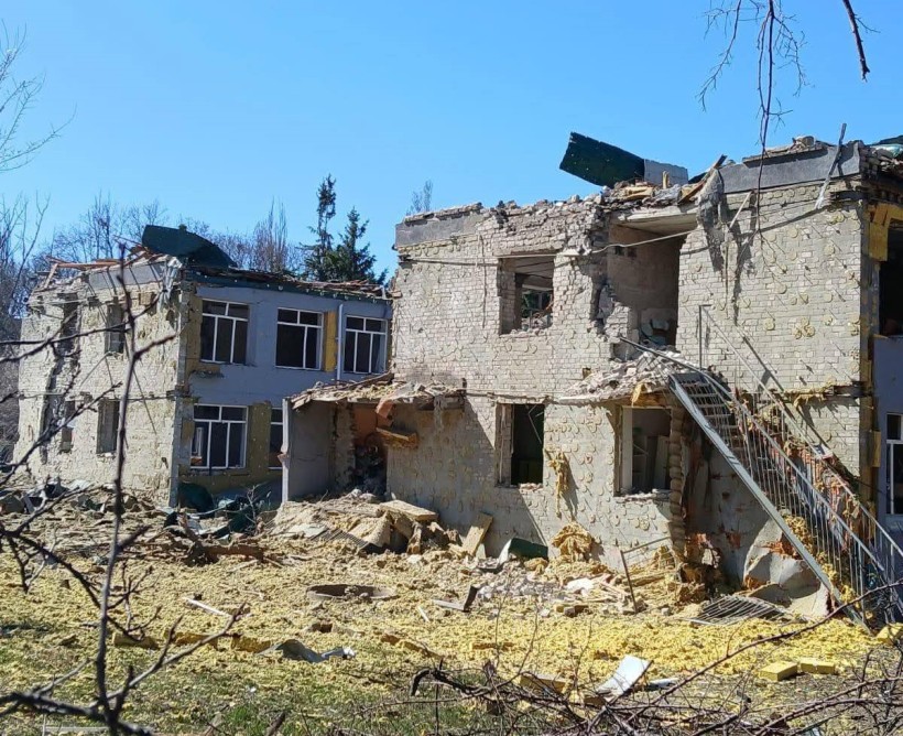 Зруйнована адміністративна будівля після ворожого обстрілу