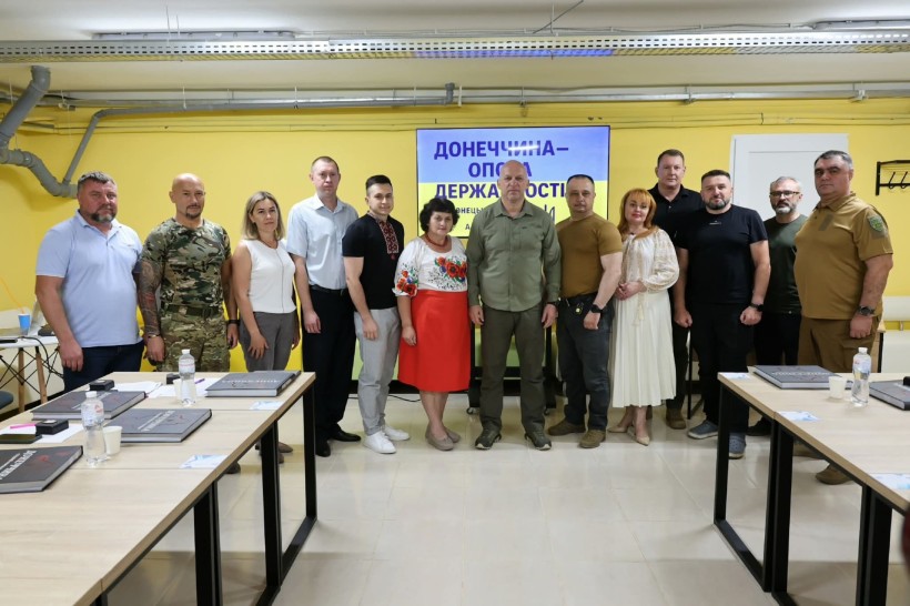 Учасники діалогу з Вадимом Філашкіним: представники громад, військові, молодь