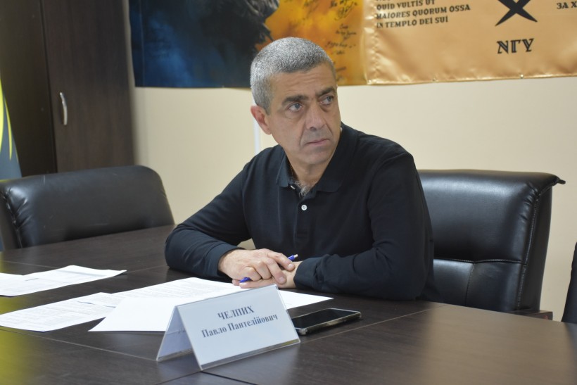 Чеплих Павло на робочій нараді, уважно слухає доповідь.