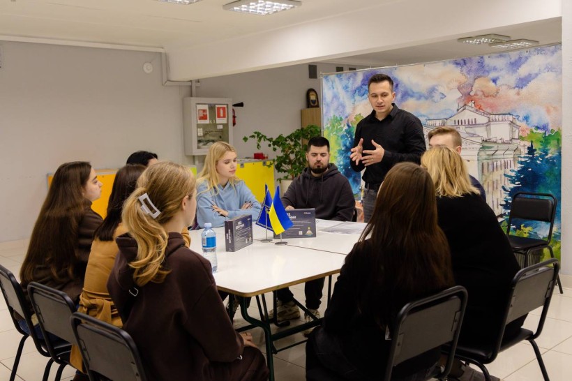 Учасники зустрічі ВПО з Донеччини обговорюють завдання під час інтерактивної гри «Код Донеччини»