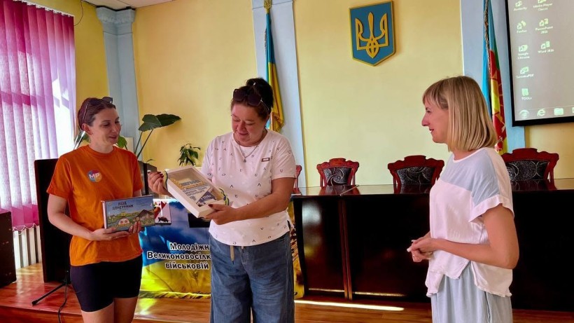 Представники громад обмінюються подарунками